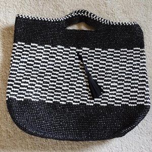NWOT Chikumbuso Classic Grab n Go White and Black Purse